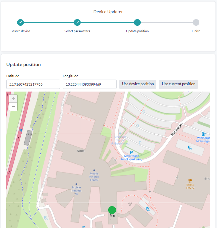 Der Schritt Update position, mit den Feldern Breiten- und Längengrad, den Schaltflächen Use device position und Use current position, und dem Gerät auf einer Karte